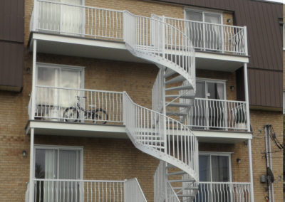 escalier-exterieur-aluminium / Fibre de Verre Montréal situé à ville Saint-Laurent