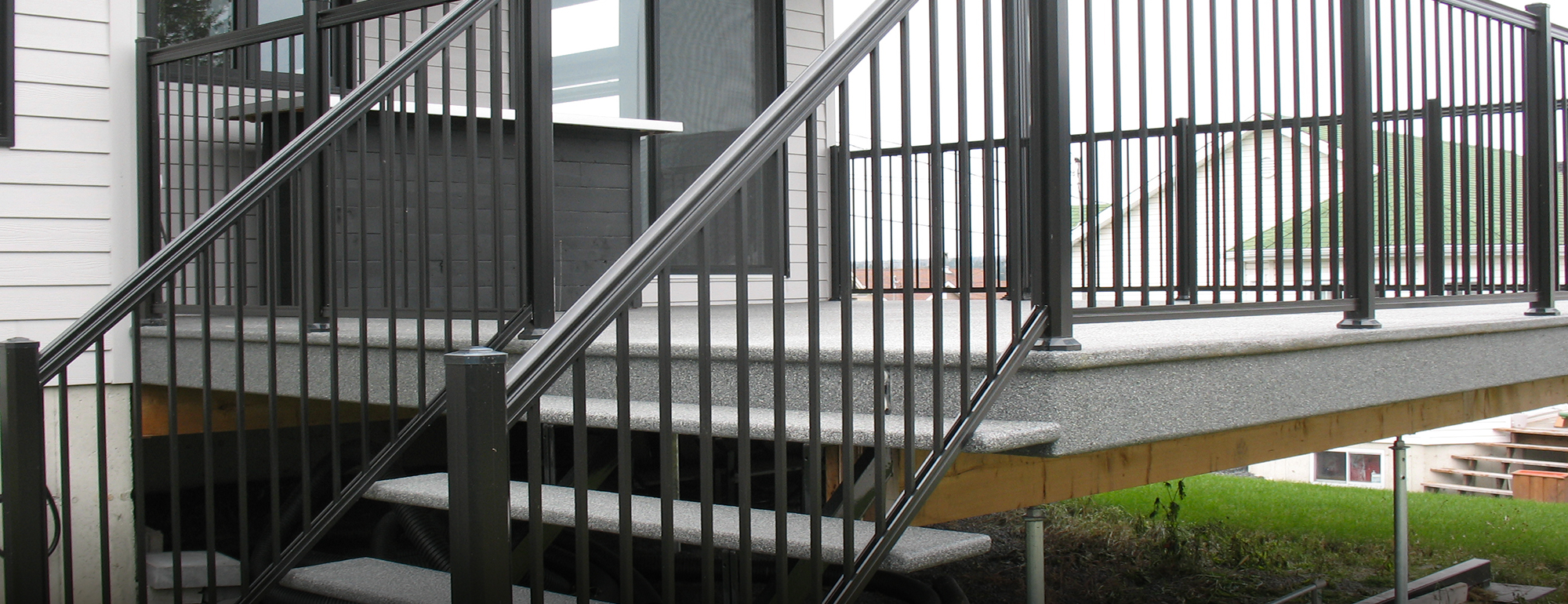 Service de terrasse, patio, marche, piscine, boite, balcon en fibre de verre avec rampe en aluminium réalisé à Repentigny / Fibre de verre Lanaudière